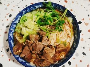 放入切好的酱牛肉和香菜点缀一下即可食用！