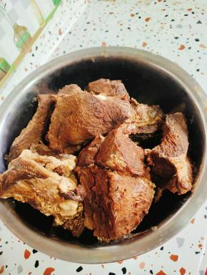 等卤汤快凉了，还有一点余温的时候，把酱牛肉捞出来，晾凉！