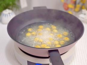 下入黄米圆子煮熟。