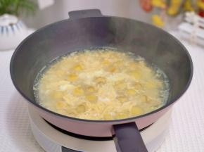 淋上蛋液煮1分钟。