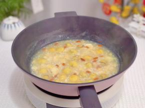 最后勾芡加入枸杞就好啦！