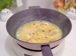 最后勾芡加入枸杞就好啦！