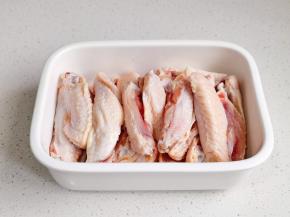 鸡翅洗净对半剪开。