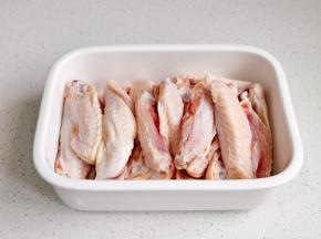 鸡翅洗净对半剪开。