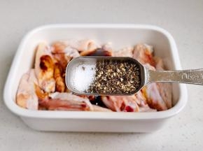 加入盐，黑胡椒。