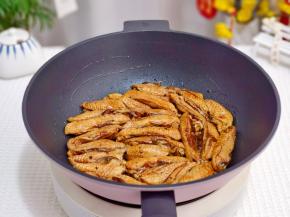 起油锅加入鸡翅。