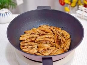 起油锅加入鸡翅。