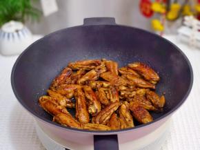 煎至金黄熟透盛出备用。