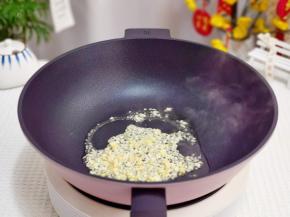 另起油锅加入蒜末炒香。