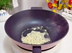 另起油锅加入蒜末炒香。