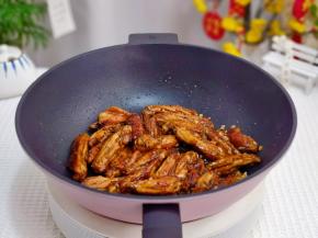 加入鸡翅翻炒。
