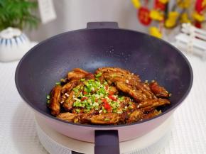 最后加入青红椒。