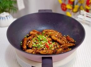 最后加入青红椒。