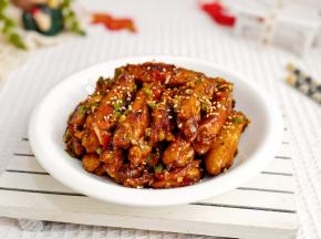 装盘撒熟芝麻。