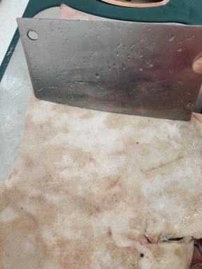 用刀把猪皮表面的脏污刮干净！