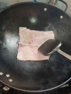 铁锅烧热，把猪皮朝下，使劲儿按压滑动，烙干净猪毛！