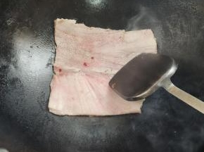 铁锅烧热，把猪皮朝下，使劲儿按压滑动，烙干净猪毛！