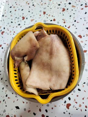 用清洁球把猪皮清洗干净，沥干水分备用！