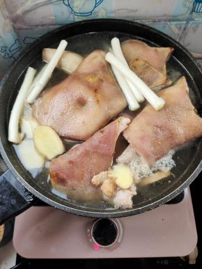 猪皮冷水下锅，放入生姜，葱段，料酒！