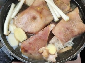 猪皮冷水下锅，放入生姜，葱段，料酒！