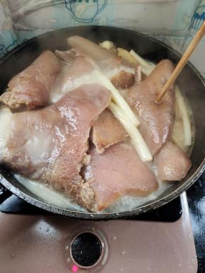 水开煮15分钟左右，猪皮能够用筷子扎透就可以了！