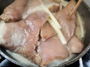 水开煮15分钟左右，猪皮能够用筷子扎透就可以了！