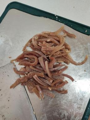 用刀切成小条或者颗粒都可以！！(刀切的愿意出冻，更有弹性！)