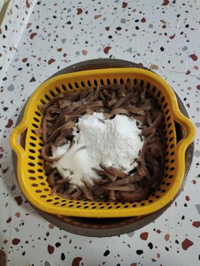 切好的猪皮放入一勺盐和一勺食用面碱！