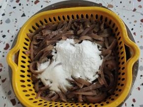 切好的猪皮放入一勺盐和一勺食用面碱！
