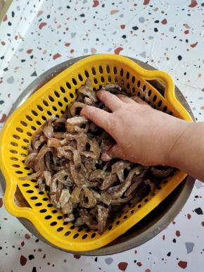 用手搓去上面残留的油脂！