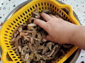 用手搓去上面残留的油脂！