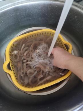 切记一定要用热水多投洗几遍！