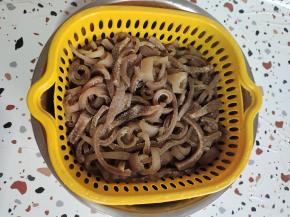 捞出控干水分备用！