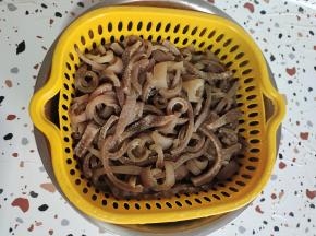 捞出控干水分备用！