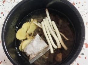 肉皮和水的比例是1:2的比例加水！（我这里是切好的猪皮1碗半，我加了3碗水！）再放入姜片，葱段和一个卤料包！