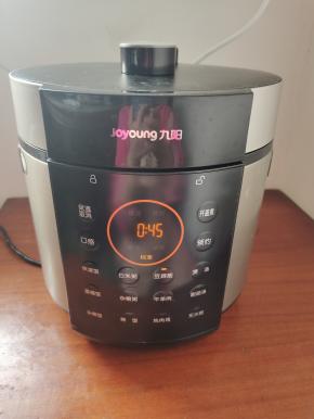 放入电压力锅，按豆蹄筋键即可！(也可以直接上锅蒸一个小时！)