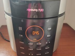 放入电压力锅，按豆蹄筋键即可！(也可以直接上锅蒸一个小时！)