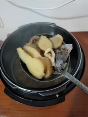 煮好，把生姜，葱段和卤料包捡出来扔了！