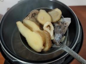 煮好，把生姜，葱段和卤料包捡出来扔了！