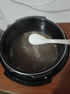 放入一勺盐增加一个底味儿！