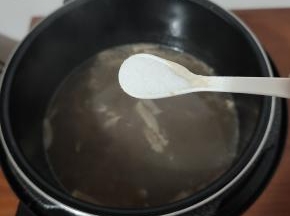 放入一勺盐增加一个底味儿！
