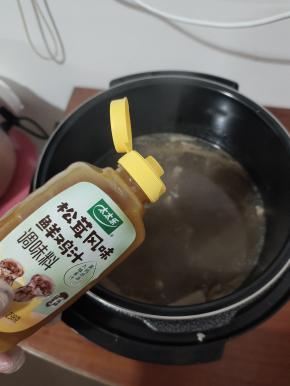 再放入一勺太太乐松茸鲜鸡汁！搅拌均匀！