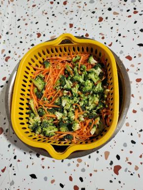 西兰花切成小朵，胡萝卜切成丝！