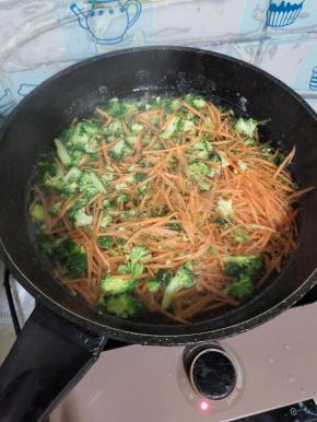 水开放入一勺盐和少许油，再放入西兰花和胡萝卜丝！