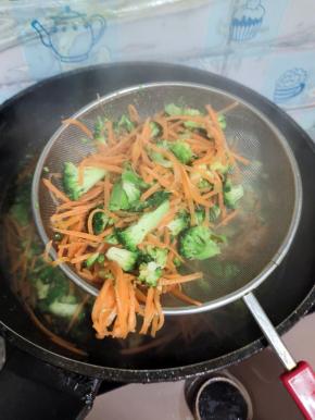 焯水一分钟捞出控干水分！