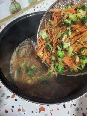 趁热直接倒在煮好的肉皮冻里！