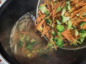 趁热直接倒在煮好的肉皮冻里！