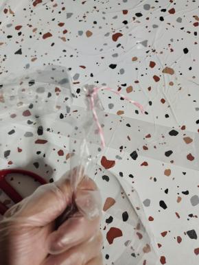 食品级塑料肠衣根据需要的长度剪下来，一头打成死结或者用棉绳绑紧实！