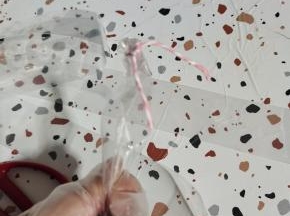 食品级塑料肠衣根据需要的长度剪下来，一头打成死结或者用棉绳绑紧实！