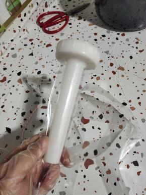 把灌肠器上面的漏斗拿下来，套在食品级塑料肠衣上！